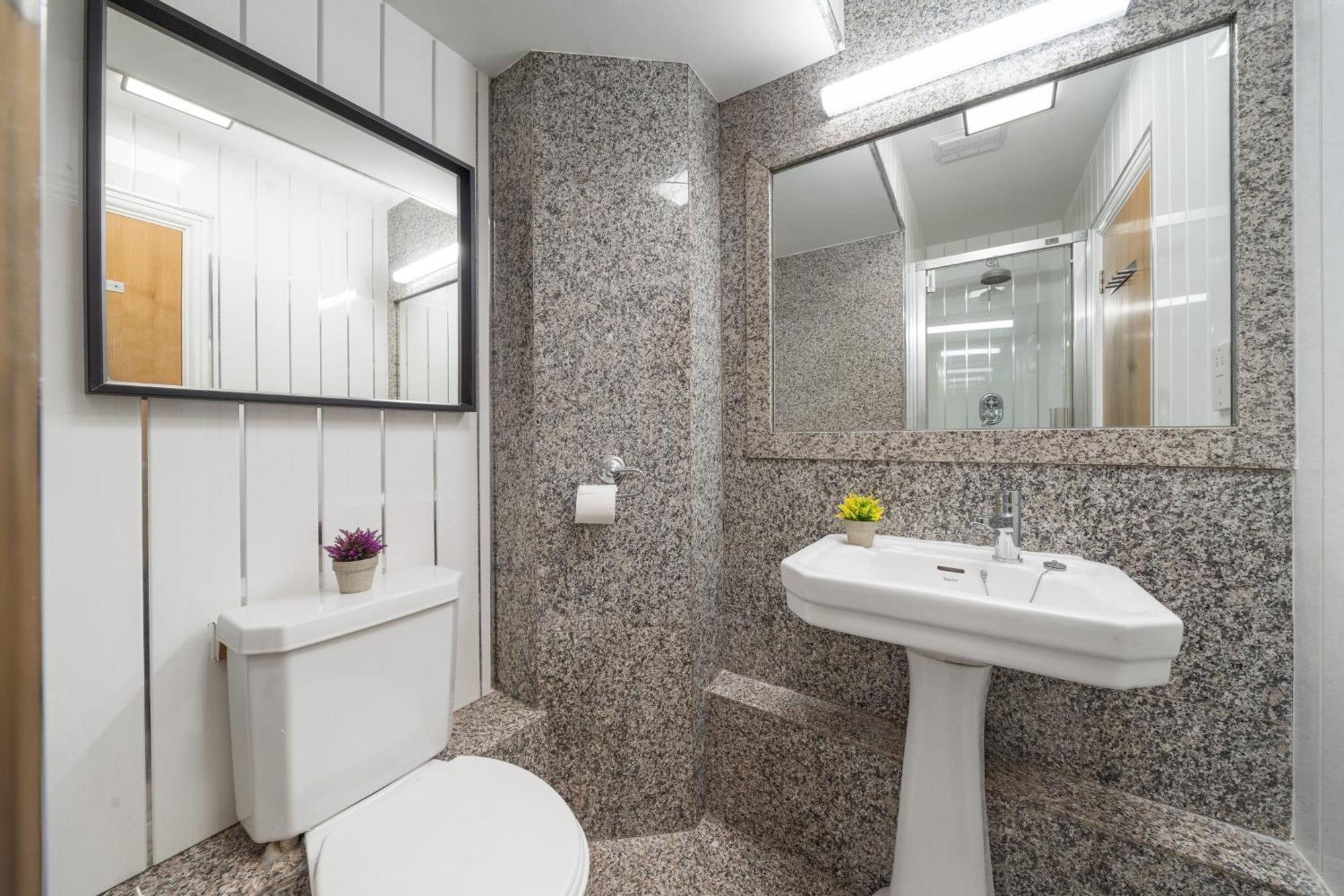 Stylish And Modern In Vibrant Soho Unbeatable Location Wdg * Londra