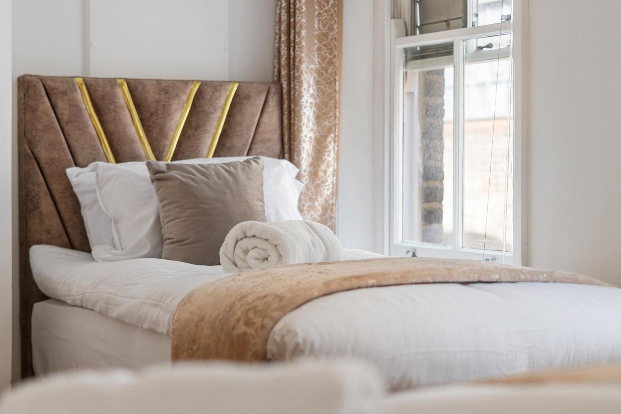 Stylish And Modern In Vibrant Soho Unbeatable Location Wdg Londra