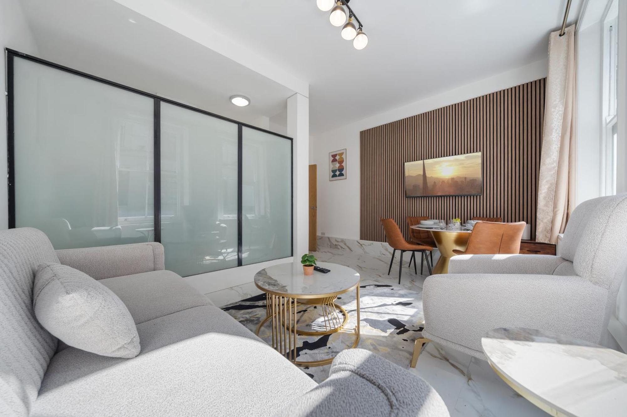 Stylish And Modern In Vibrant Soho Unbeatable Location Wdg Londra